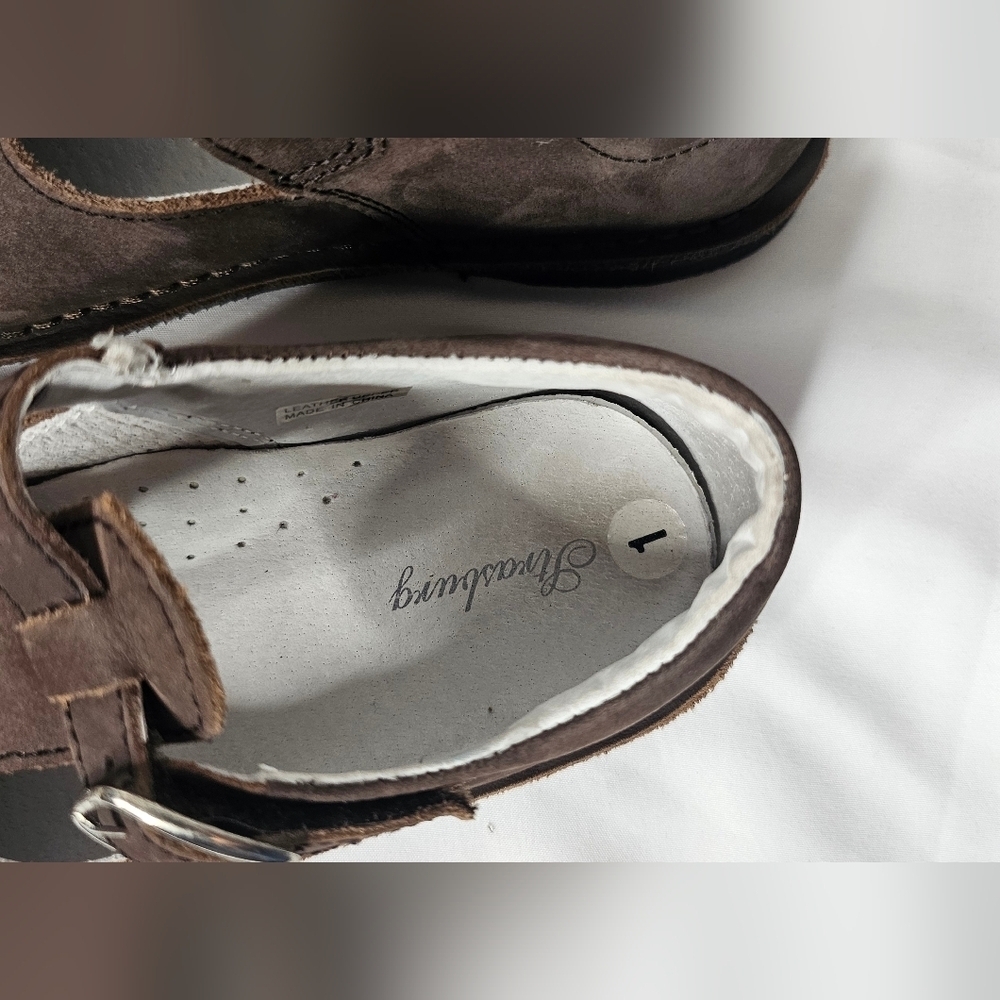 Strasburg Girls Brown Leather T-Strap Mary Jane Shoes Buckle Floral Cutout Sz 1 - Picture 10 of 10